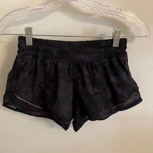 LULULEMON HOTTY HOT SHORTS - camo multi size 4